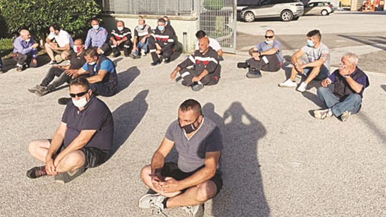 Elettra, paura durante il sit-in: I sindacati: «Il titolare ha tentato di investire alcuni operai»