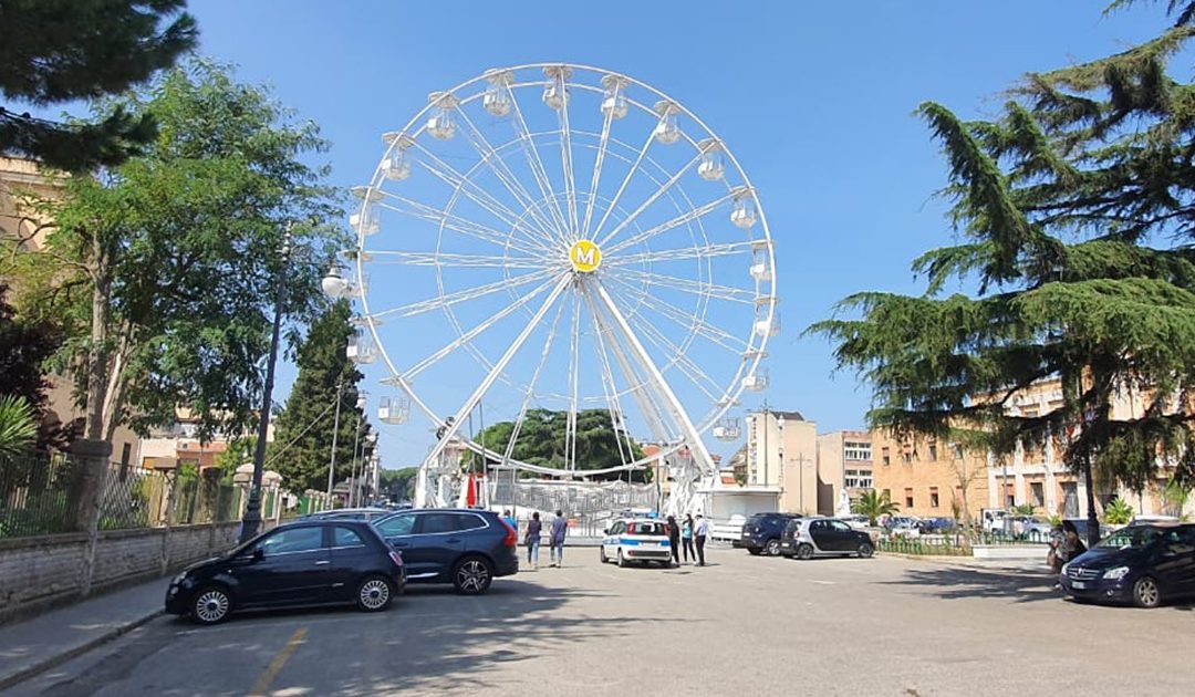La ruota panoramica in piazza municipio
