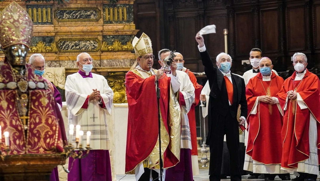 Napoli, sangue di San Gennaro si scioglie nell’ampolla, pochi fedeli in cattedrale