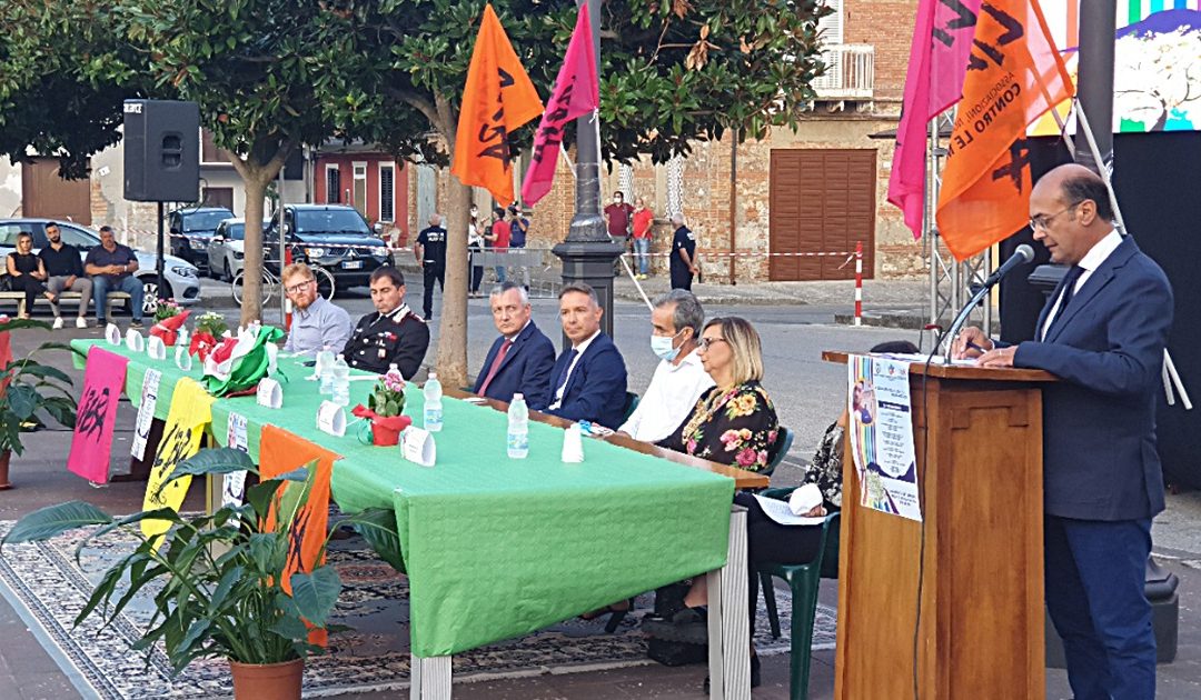 Il tavolo dei relatori con il sindaco Giordano, il prefetto Zito, il procuratore Falvo, il colonnello Capece, il responsabile di Libero Borrello, il sindaco dei ragazzi Ciccone e i genitori di Francesco Prestia Lamberti