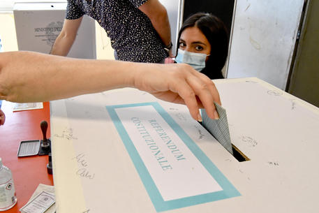 Ballottaggi, urne aperte in Calabria: in sei Comuni la corsa finale dei candidati sindaco. Affluenza in calo