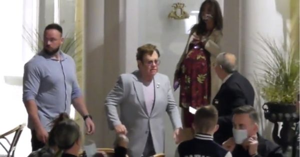 Elton John vip a Capri, è polemica sulla mascherina