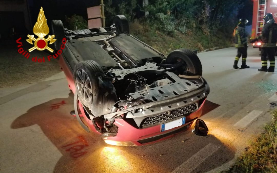 Incidente stradale a Bonito, auto ribaltata e conducente illeso