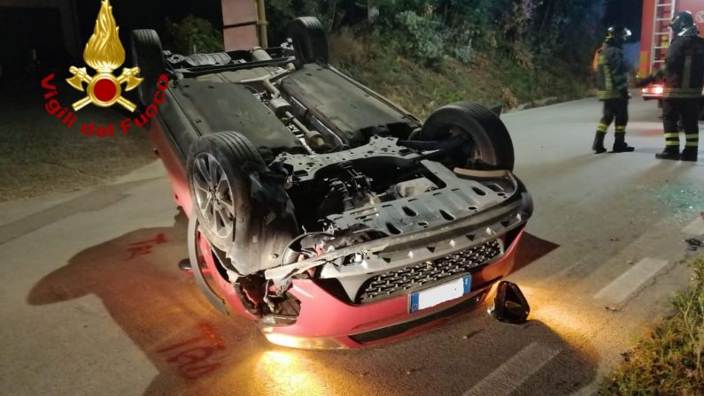 Incidente stradale a Bonito, auto ribaltata e conducente illeso