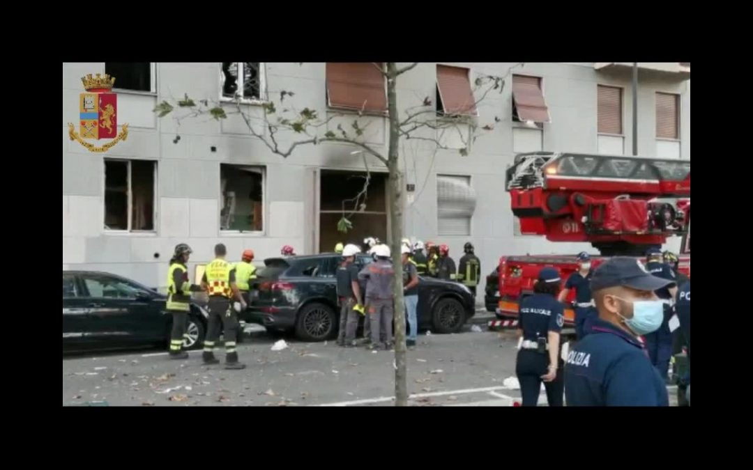 Esplosione in un condominio a Milano, feriti