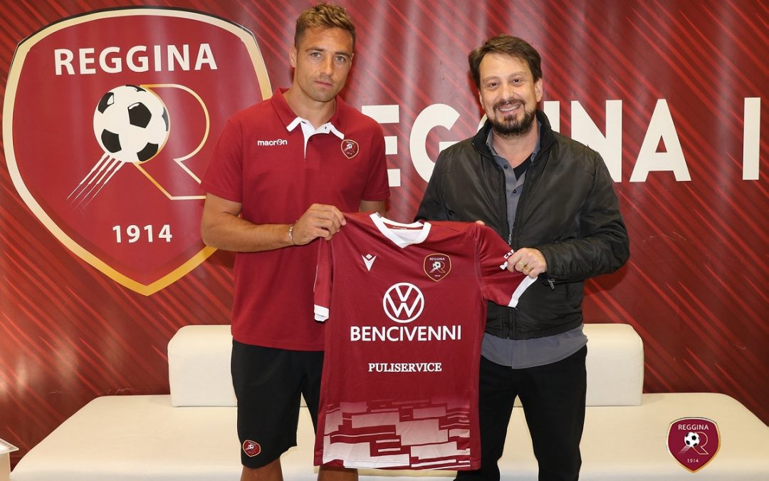 Il presidente Luca Gallo dà il benvenuto a Thiago Cionek (foto dalla pagina Facebook della Reggina)