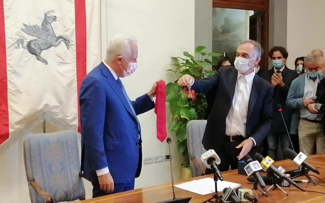 Giani proclamato presidente Regione Toscana, Rossi dona cravatta e campanello