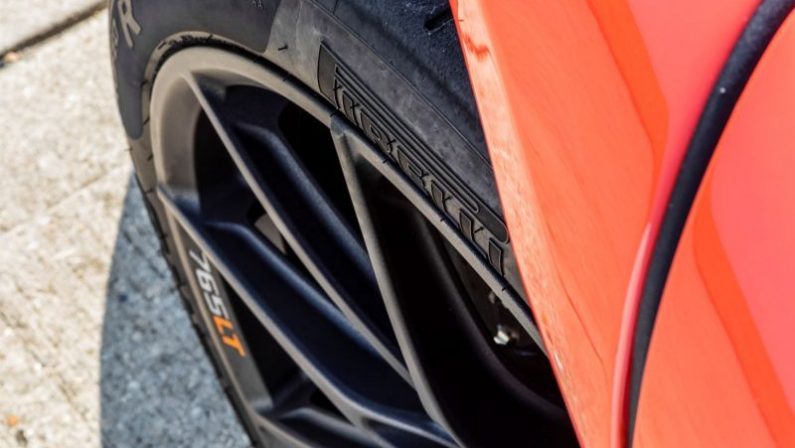 Pneumatici Pirelli equipaggiano la nuova supercar McLaren 765LT