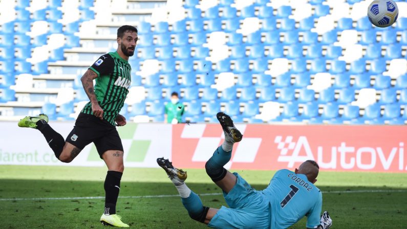 Sassuolo-Crotone 4-1, neroverdi in vetta alla serie A
