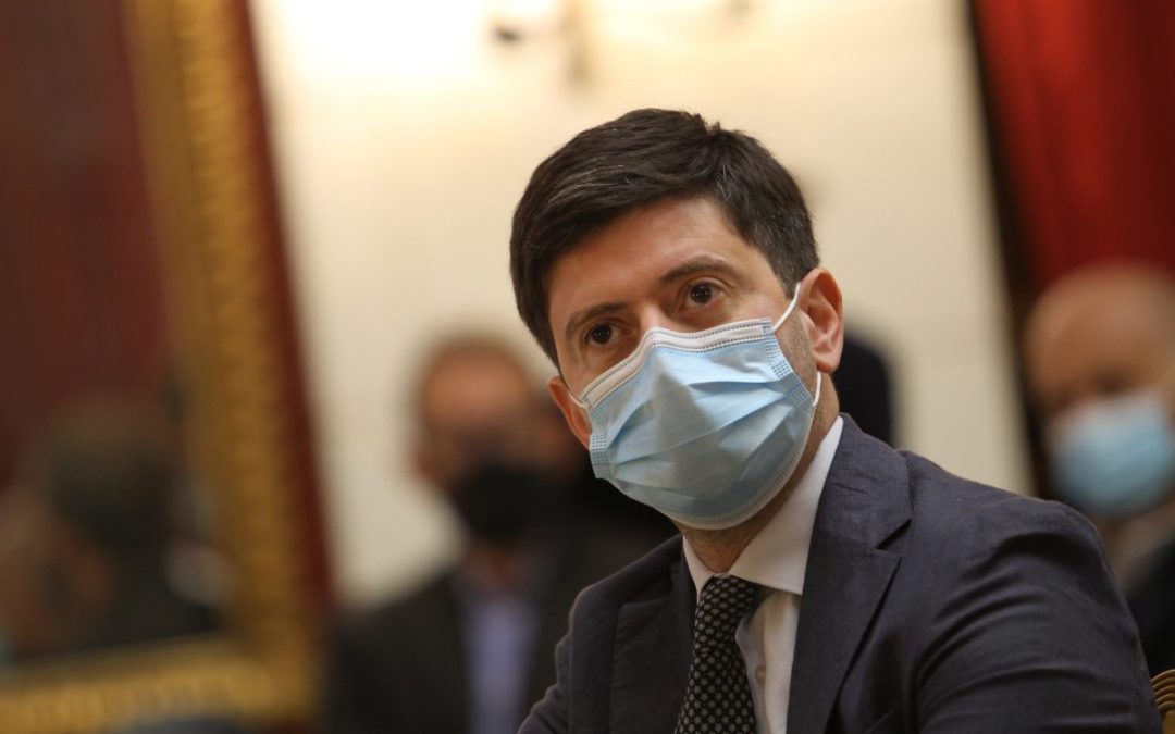 Covid, Speranza “Non siamo fuori pericolo”