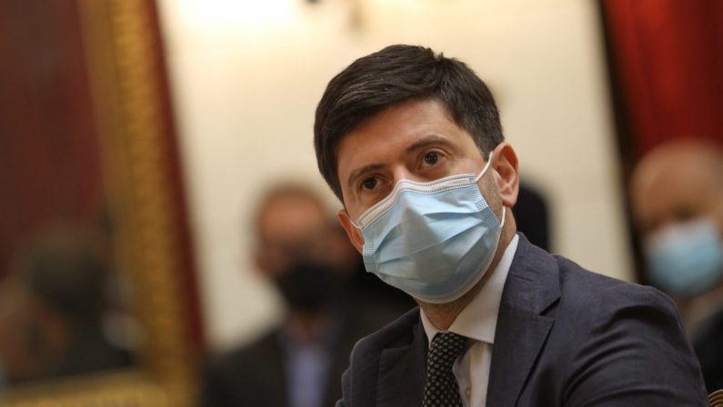 Covid, Speranza “Non siamo fuori pericolo”