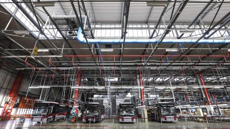 Industria, Istat “Segnali confortanti da ordinativi ed export”