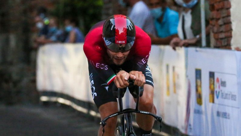 Ganna vince la 5^ tappa del Giro d’Italia, Almeida resta in rosa