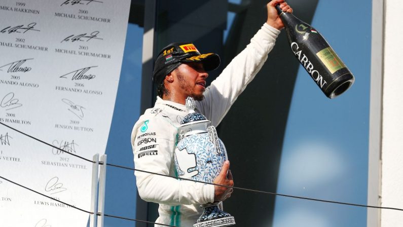 Formula 1, Hamilton vince il Gp dell'Eifel ed eguaglia Schumacher, Leclerc settimo