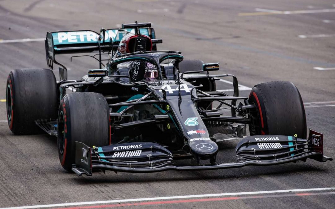 Hamilton in pole a Portimao, seconda fila per Leclerc