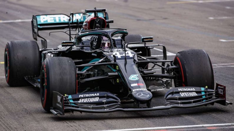 Hamilton in pole a Portimao, seconda fila per Leclerc
