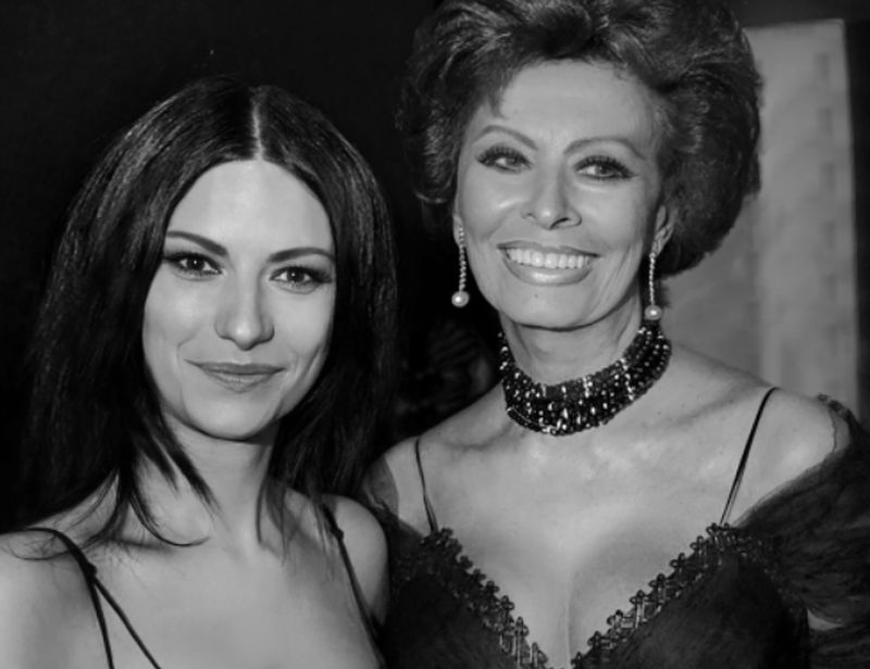 Laura Pausini, nel video “Io sì/Seen” il cameo di Sophia Loren