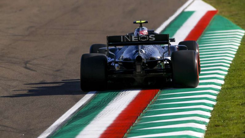 Bottas si prende la pole a Imola, Leclerc in quarta fila