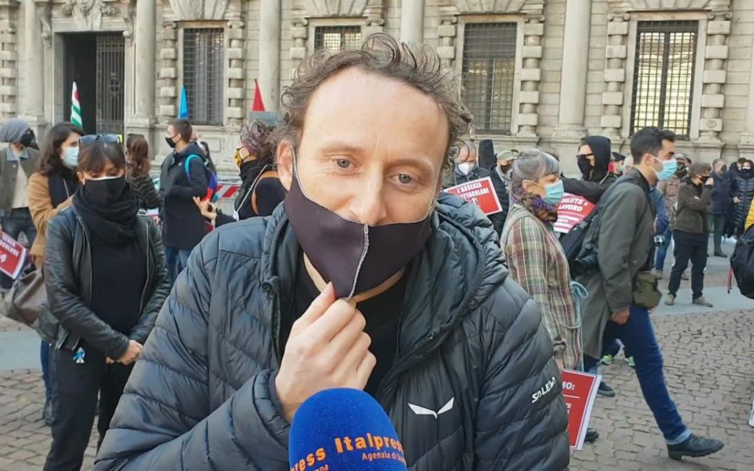 Mondo dello spettacolo in piazza a Milano, Sala “Mi battero’ per voi”