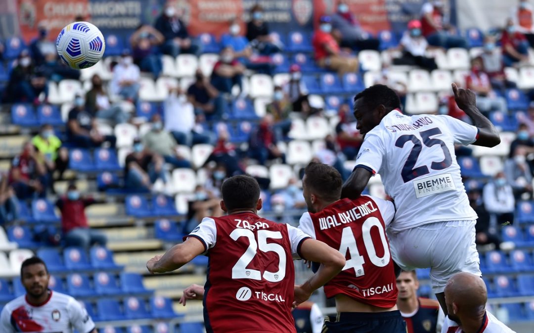 Un colpo di testa di Simy nell'area del Cagliari