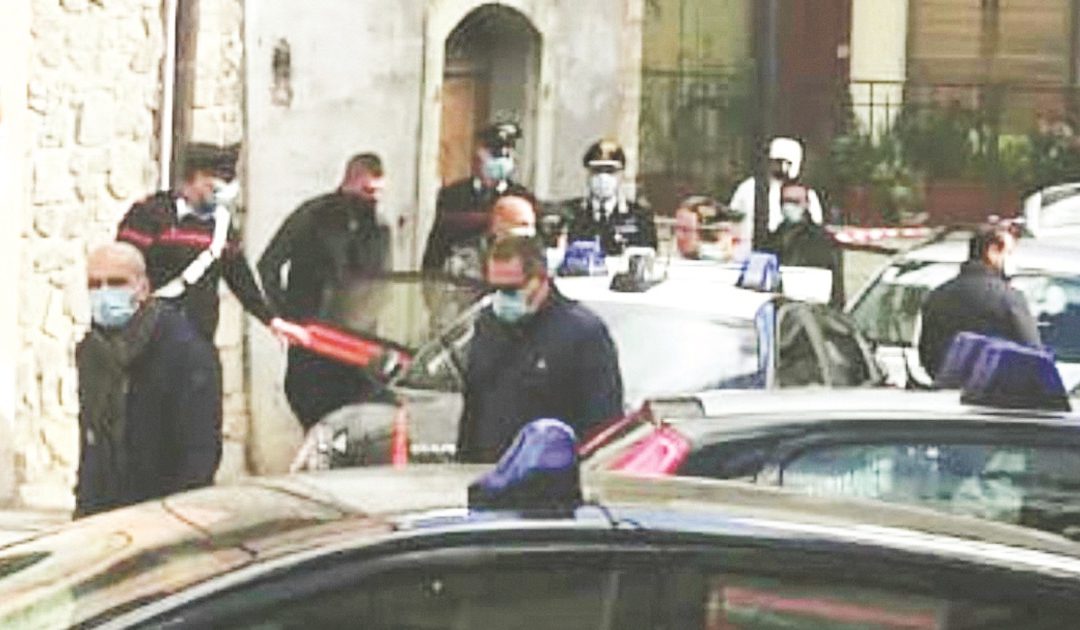 Donato Antonio Acucella entra nell'auto dei carabinieri