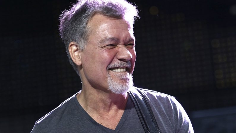 Il chitarrista Eddie Van Halen morto all'età di 65 anni