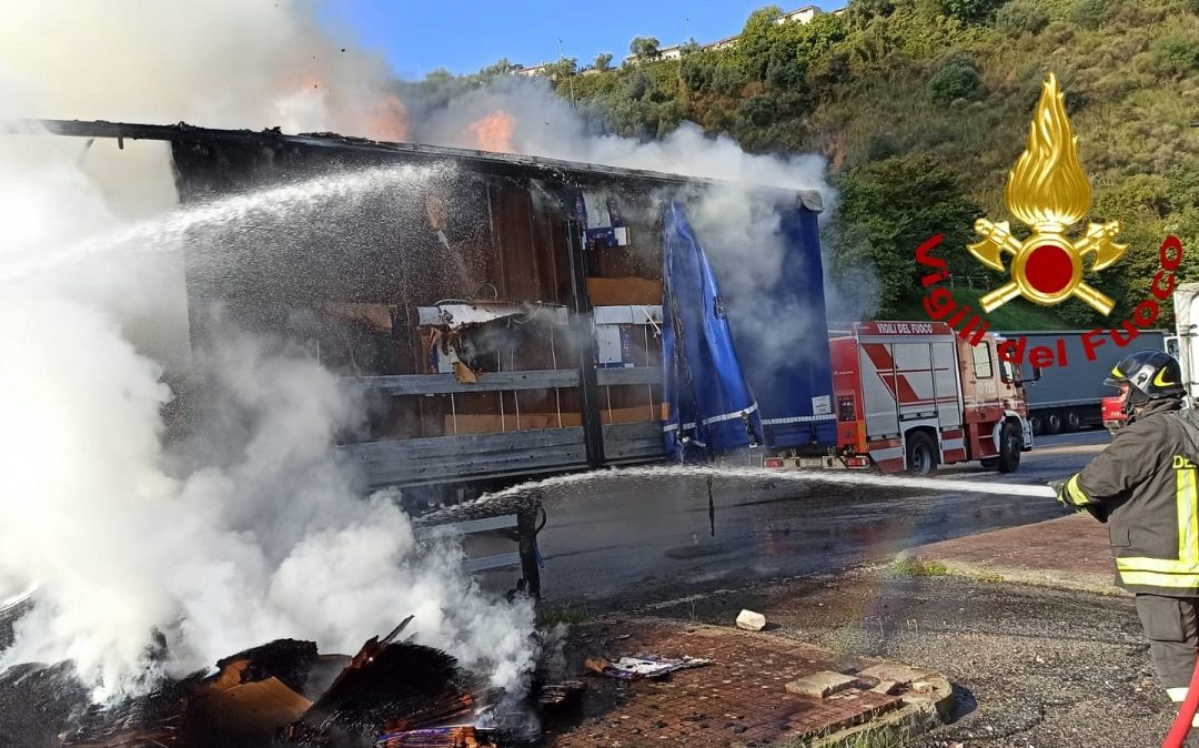 L'autocarro colpito dalle fiamme