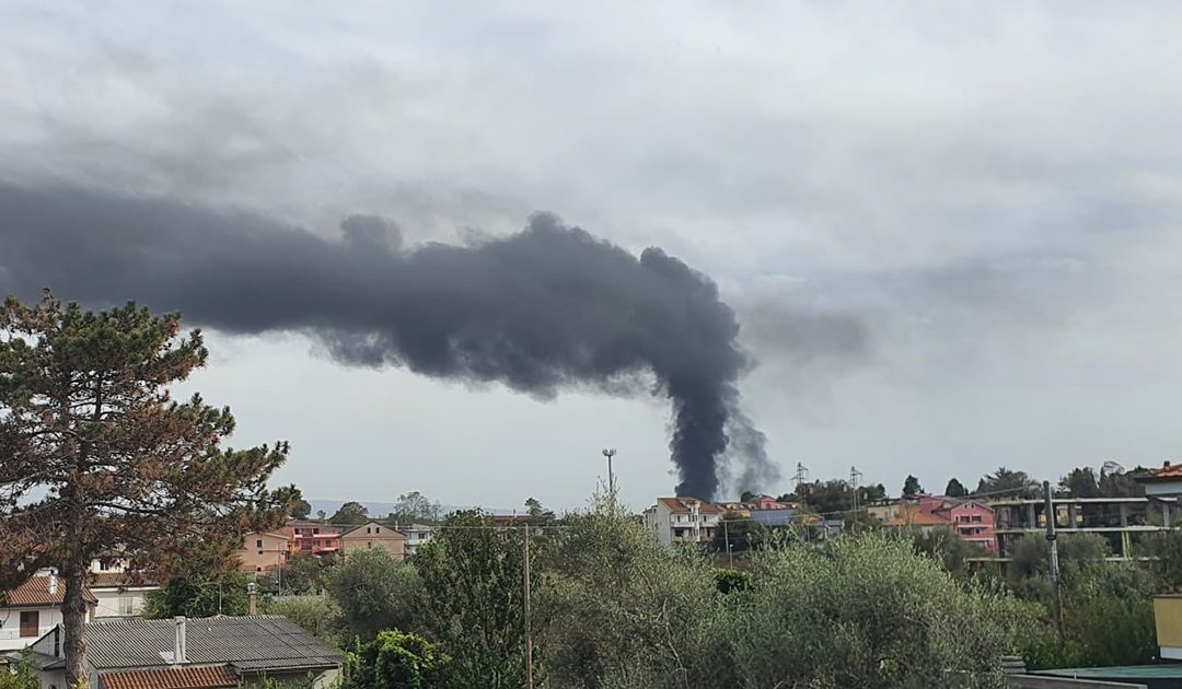 Vasto incendio a San Gregorio nel Vibonese, in fiamme centro raccolta rifiuti