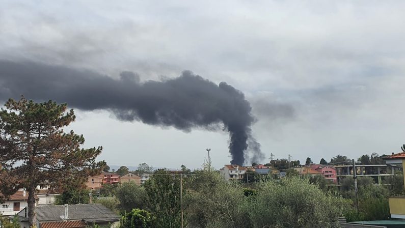 Vasto incendio a San Gregorio nel Vibonese, in fiamme centro raccolta rifiuti