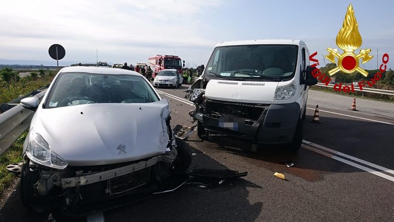 Sei feriti in un incidente stradale a Lamezia: coinvolte due auto e un furgone