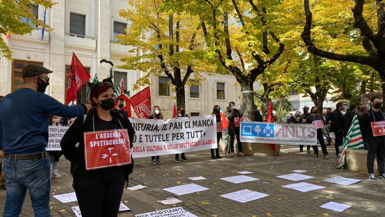 FOTO - La protesta a Cosenza in piazza dei lavoratori dello spettacolo