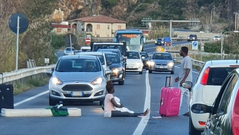 Fuscaldo, protesta di alcuni migranti: traffico bloccato sulla Statale 18