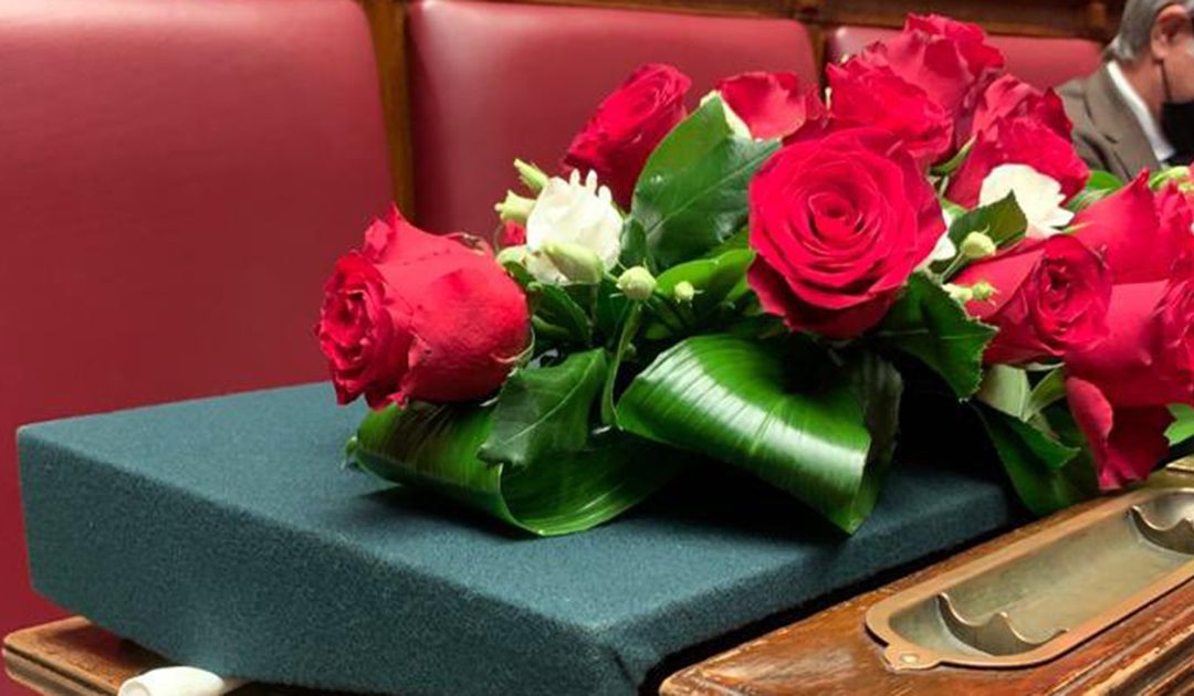 FOTO – L’omaggio di Renato Brunetta a Jole Santelli: un mazzo di rose in Parlamento: «Ci mancherai»