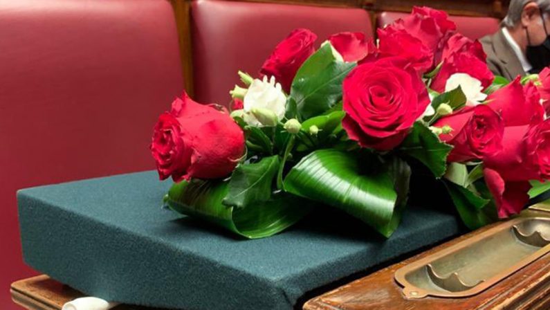 FOTO - L'omaggio di Renato Brunetta a Jole Santelli: un mazzo di rose in Parlamento: «Ci mancherai»