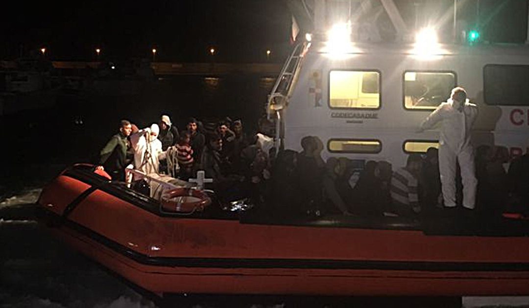 Lo sbarco (foto ANSA)