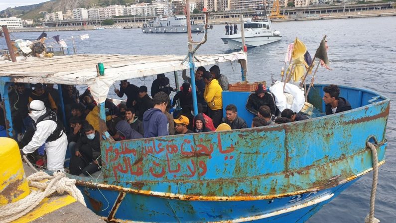 Sbarco di 67 migranti sulle coste reggine: tamponi e notte in quarantena