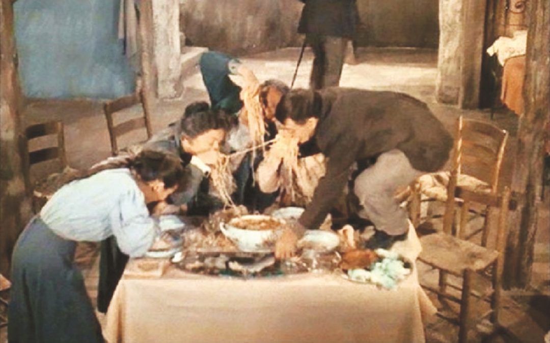 L'iconica scena di "Misera e nobiltà", con Totò che mangia la pasta sul tavolo