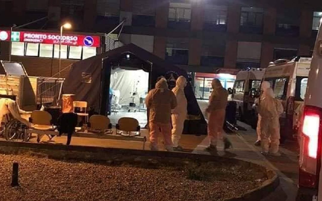 Le ambulanze in coda per accedere al pronto soccorso e il personale sanitario