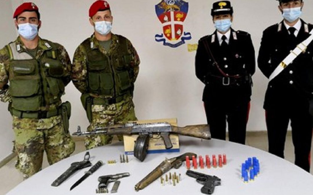 Le armi e le munizioni sequestrate dai carabinieri