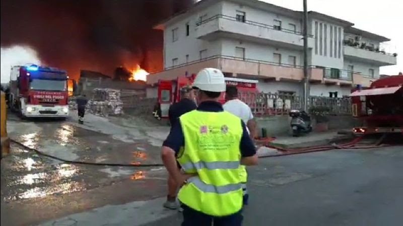 Personale Arpacal sul luogo dell'incendio a Squillace