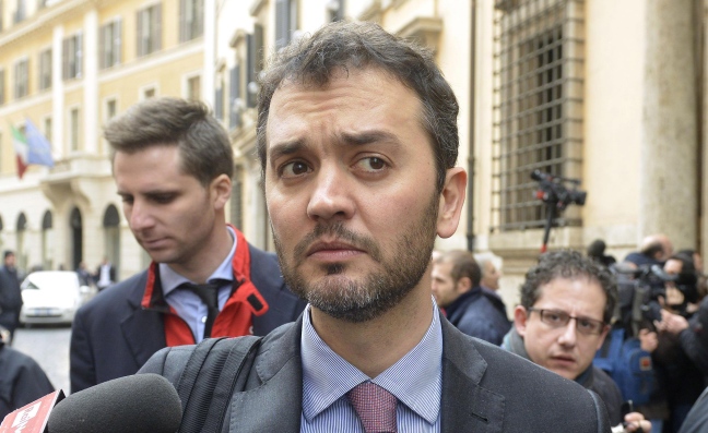 Proletari con falce e sportello