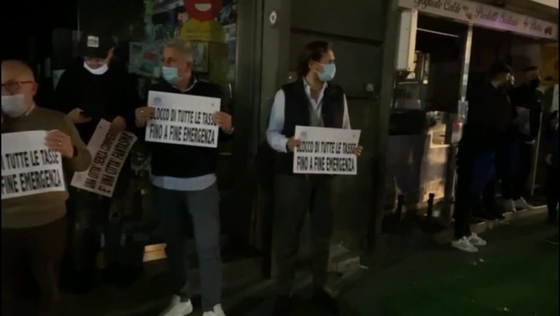 Protestano i commercianti a Napoli, spente le luci dei negozi