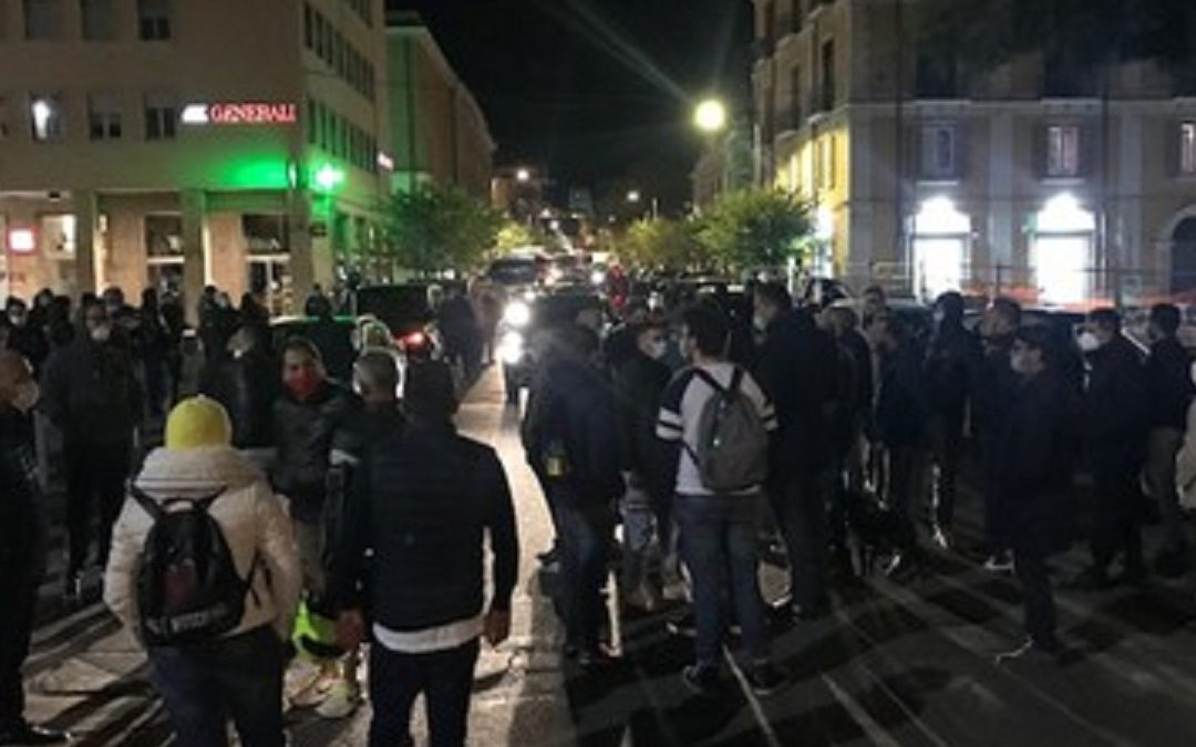 Ristoratori in piazza a Cosenza contro il Dpcm, scoppia un grosso petardo