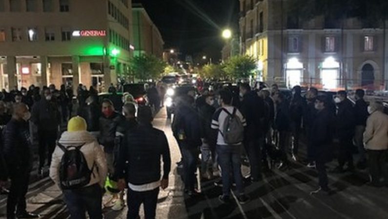Ristoratori in piazza a Cosenza contro il Dpcm, scoppia un grosso petardo