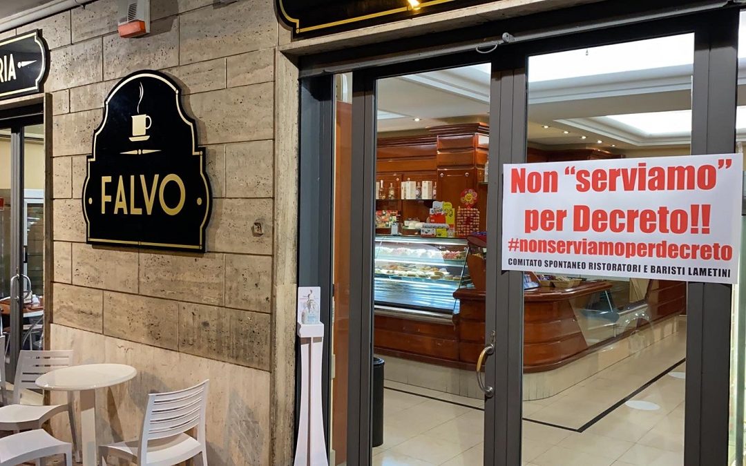 Un bar di Lamezia espone un cartello di protesta
