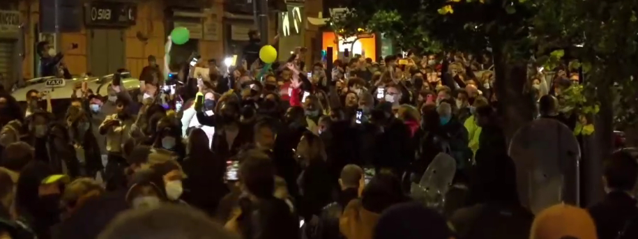 Covid: Napoli, in centinaia protestano al Plebiscito