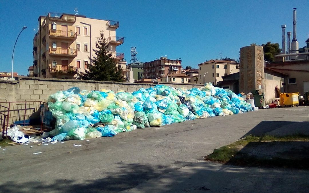 La montagna di immondizia presente nella parte retrostante l'ospedale