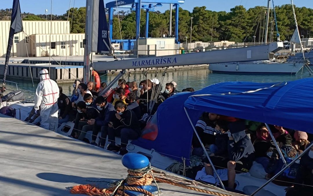 La barca a vela nel porto di Roccella Jonica
