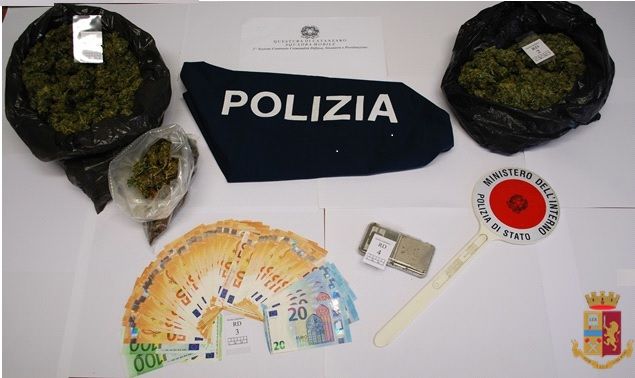 Il sequestro della droga effettuato dalla polizia