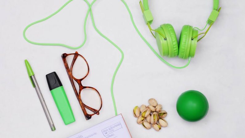 Lo smartworking cambia le abitudini alimentari, snack veloci e più sani